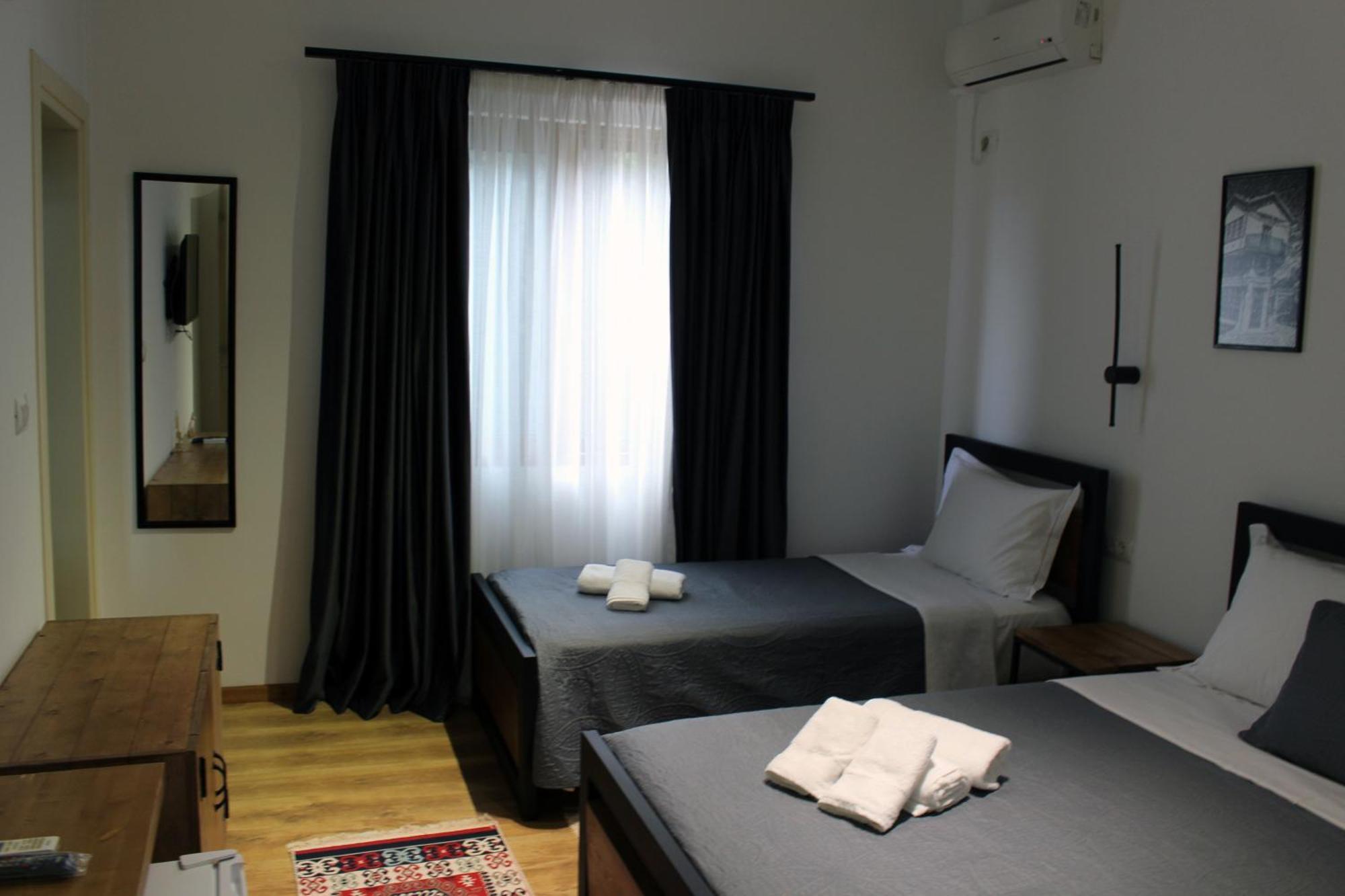 Guest House Amades Gjirokaster Bagian luar foto