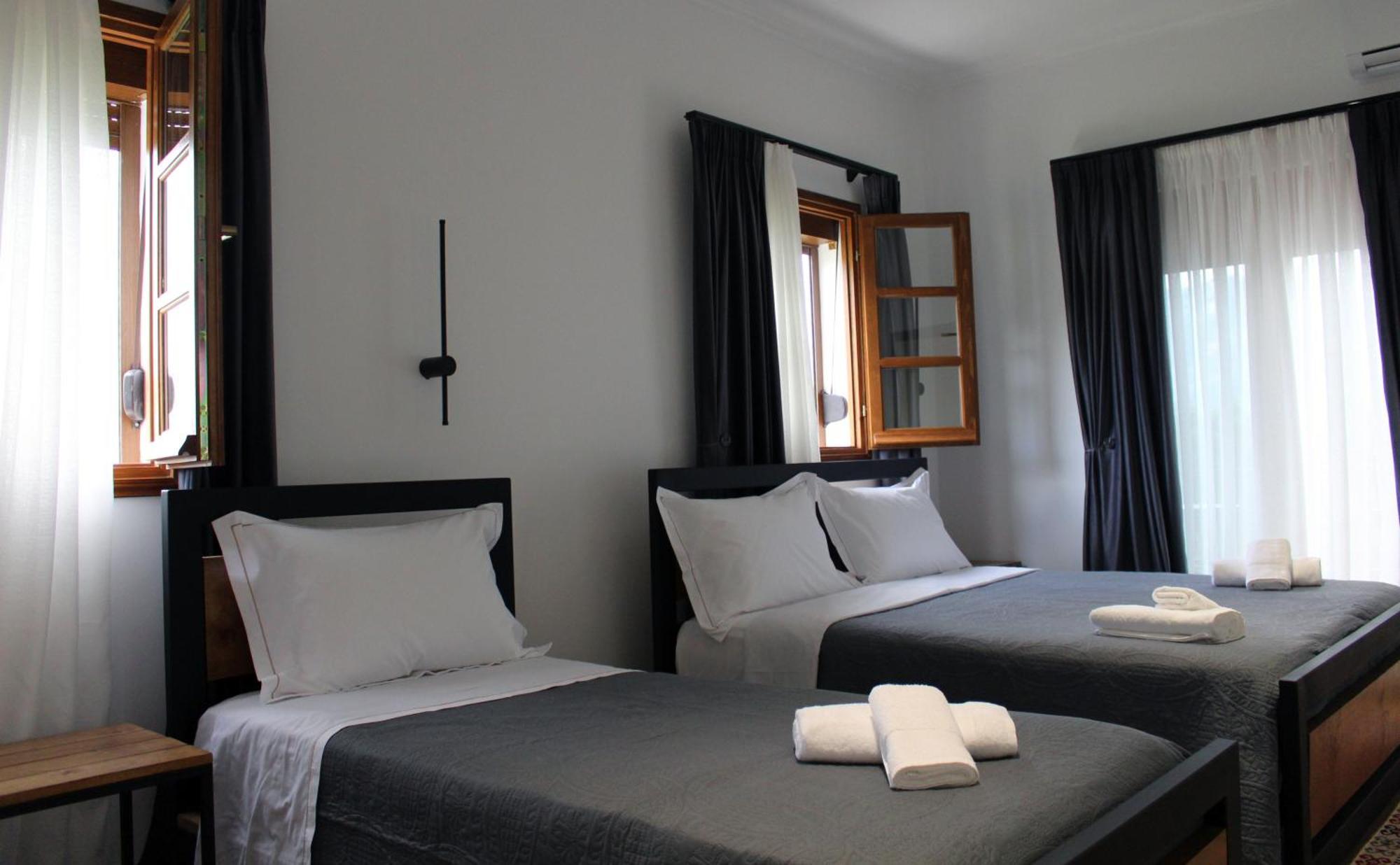 Guest House Amades Gjirokaster Bagian luar foto